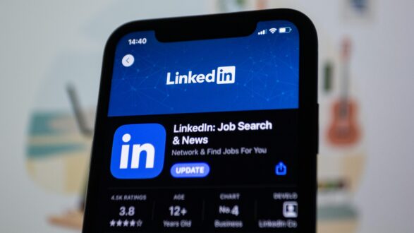 Met de introductie van Hiring Assistant lanceert LinkedIn een A.I.-tool die recruiters kan helpen met de meer repetitieve taken, zoals kandidaten zoeken en screenen. Handig, zou je zeggen. Maar moeten recruiters zich zorgen maken?