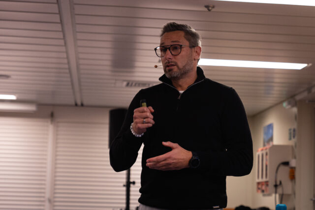 Zo'n 150 recruitmentmanagers reisden woensdag af naar Den Helder, waar ze aan boord van Zr. Ms. Karel Doorman welkom werden geheten.