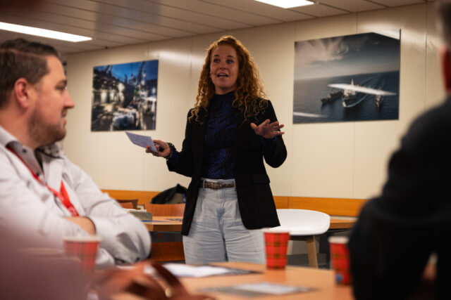 Zo'n 150 recruitmentmanagers reisden woensdag af naar Den Helder, waar ze aan boord van Zr. Ms. Karel Doorman welkom werden geheten.