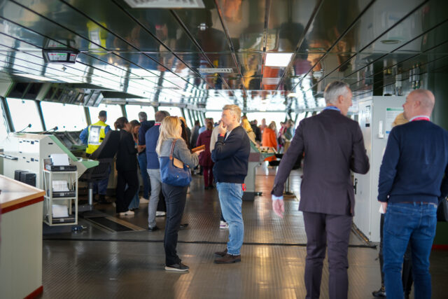 Zo'n 150 recruitmentmanagers reisden woensdag af naar Den Helder, waar ze aan boord van Zr. Ms. Karel Doorman welkom werden geheten.