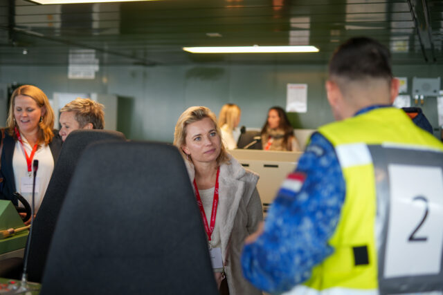 Zo'n 150 recruitmentmanagers reisden woensdag af naar Den Helder, waar ze aan boord van Zr. Ms. Karel Doorman welkom werden geheten.