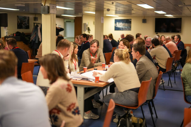 Zo'n 150 recruitmentmanagers reisden woensdag af naar Den Helder, waar ze aan boord van Zr. Ms. Karel Doorman welkom werden geheten.