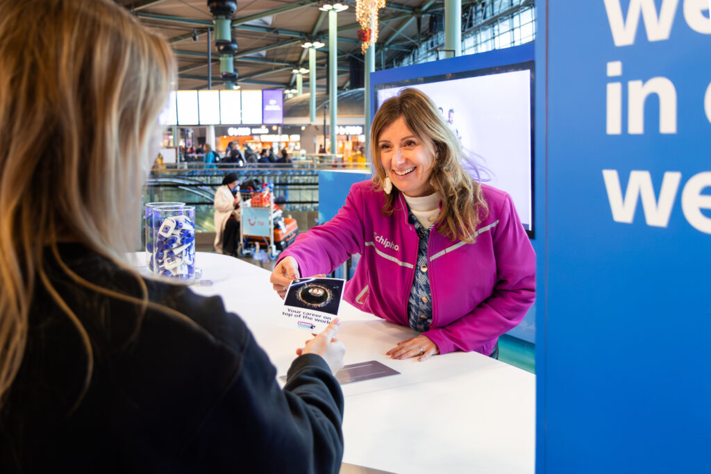 Schiphol opent pop-up ‘reisbureau’ voor werkzoekenden die nieuwe bestemming zoeken