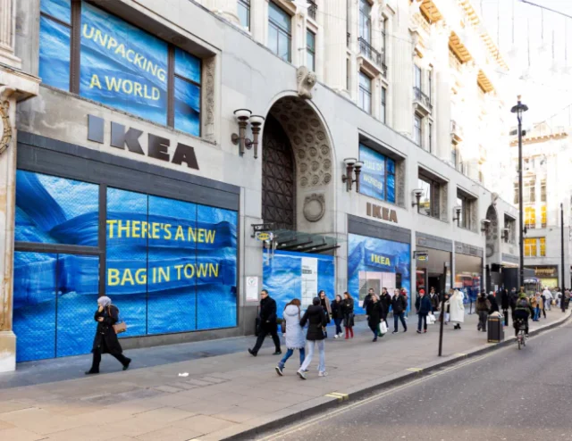 Dat IKEA nog steeds een werkgeversmerk heeft, hebben ze in Londen recent nog wel gemerkt. Maar liefst 3.730 kwamen er af op slechts 150 functies voor de nieuwe vestiging in hartje Oxford Street, meer dan ooit. Hoe kreeg het bedrijf dat voor elkaar?