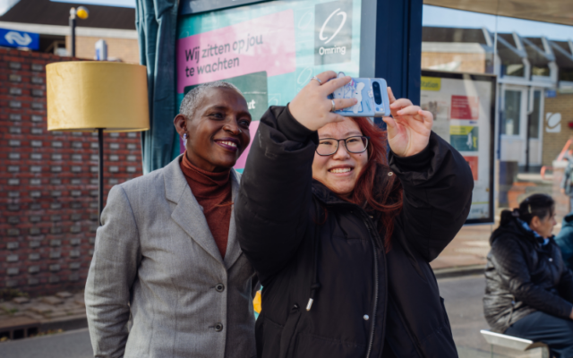 Geen traditionele campagne, maar een levend billboard met acteurs: ‘ouderen’ vertelden zelf waarom werken in de ouderenzorg ertoe doet. Lees de hele case van Omring, ingezonden voor de Werf& Awards 2025.