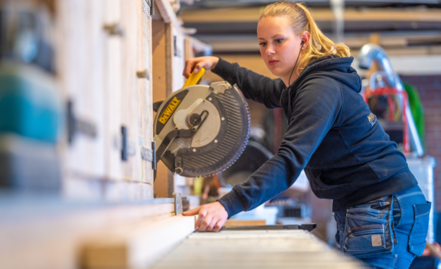 Vrouwen verdienen nog altijd minder dan mannen, en hun weg naar de top is langer en hobbeliger. Op (bijna) Internationale Vrouwendag hoog tijd om de hardnekkige patronen weer eens bloot te leggen. Wat valt er anno 2025 nog te leren en verbeteren?